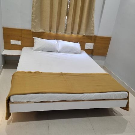 Vivanta Inn Lodge, Solapur Exteriör bild
