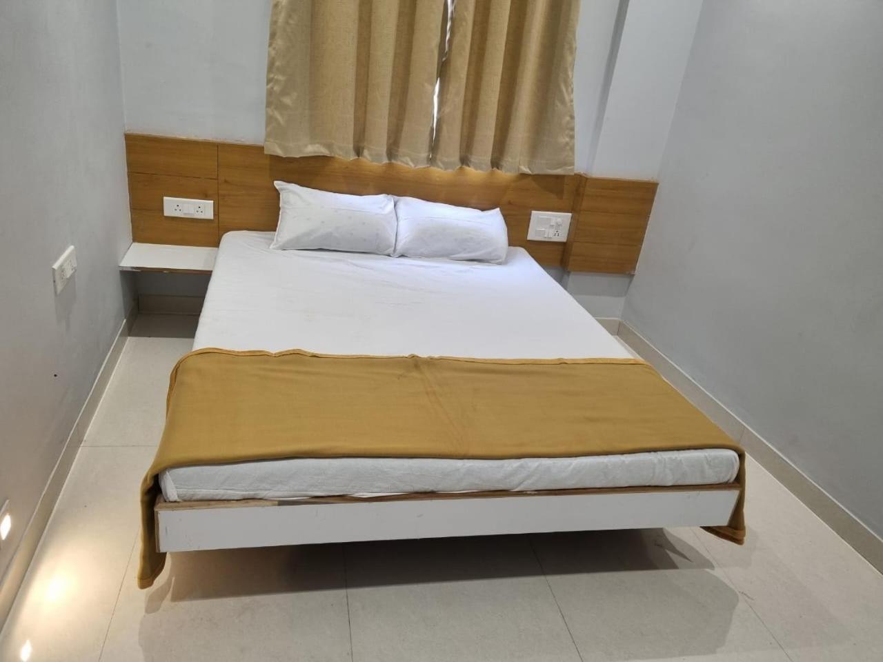 Vivanta Inn Lodge, Solapur Exteriör bild