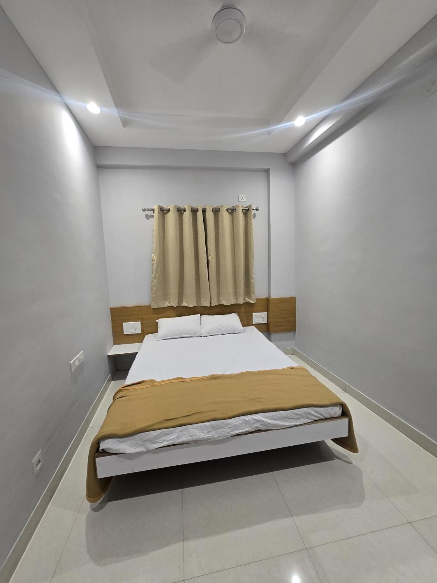 Vivanta Inn Lodge, Solapur Exteriör bild