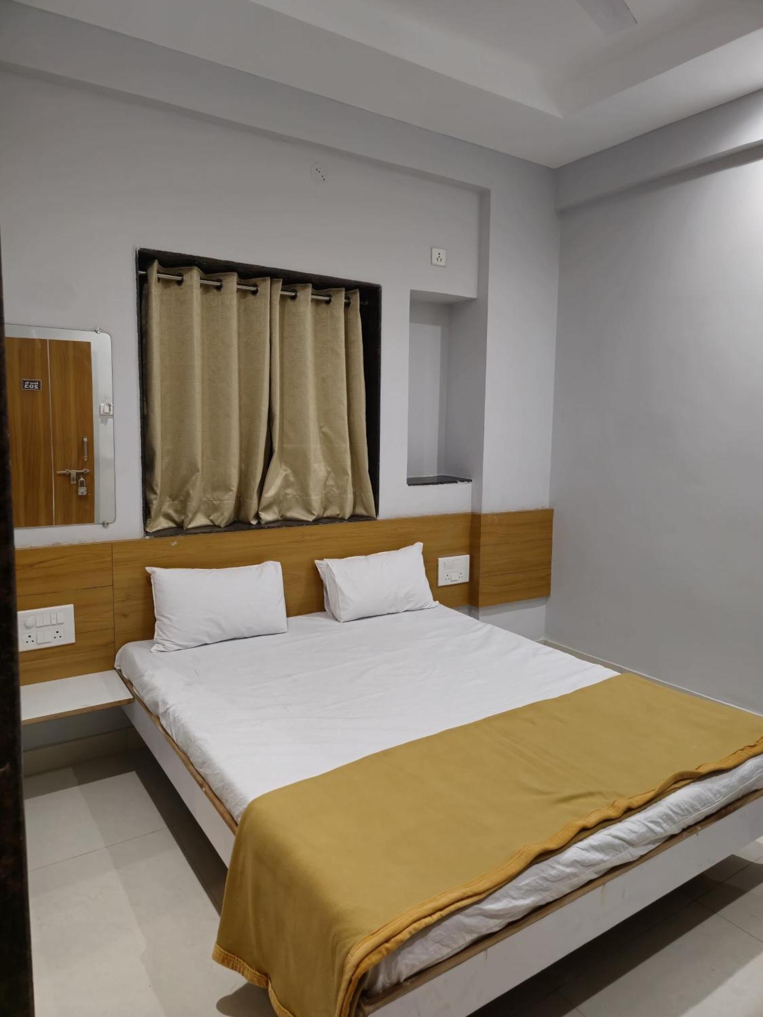 Vivanta Inn Lodge, Solapur Exteriör bild