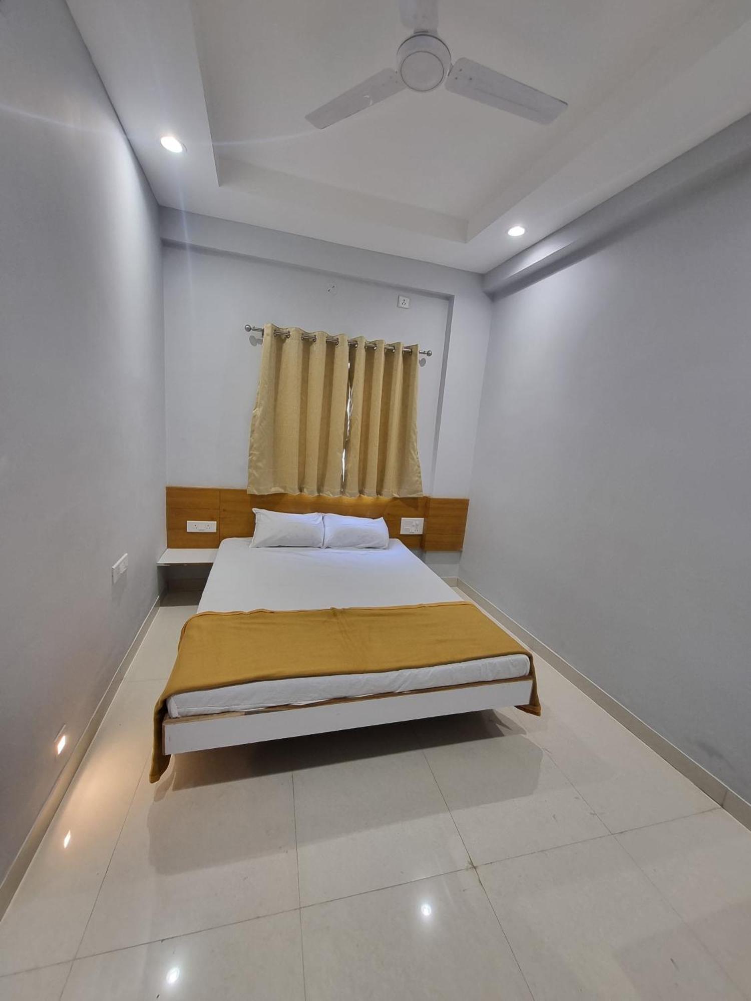Vivanta Inn Lodge, Solapur Exteriör bild