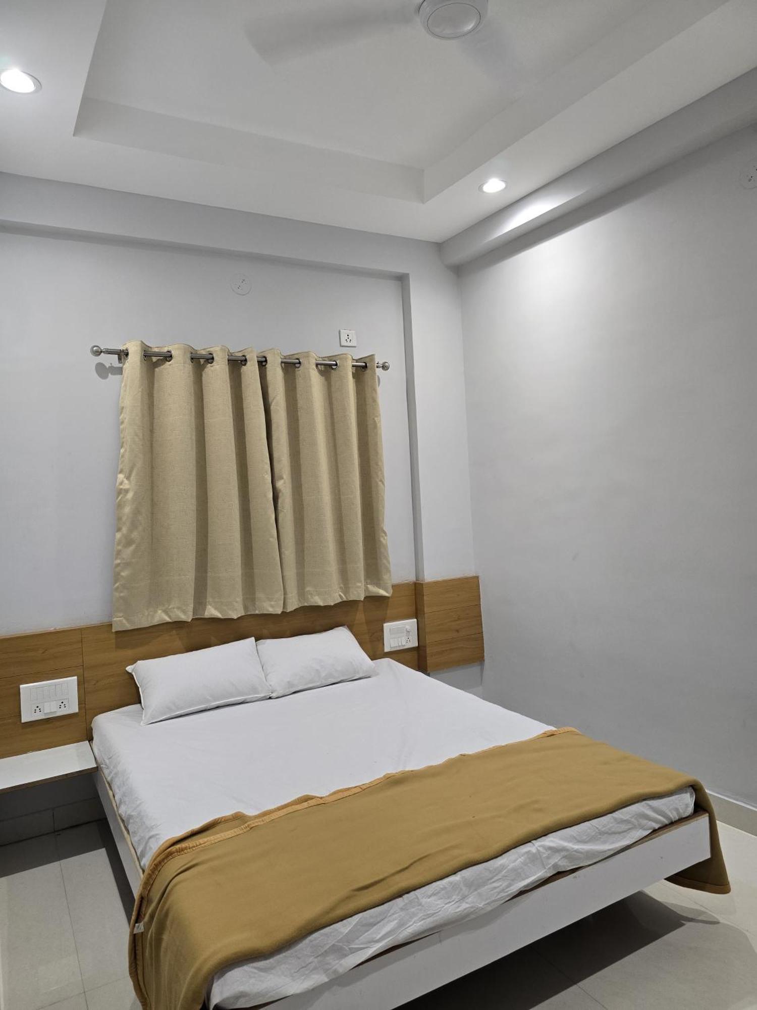 Vivanta Inn Lodge, Solapur Exteriör bild