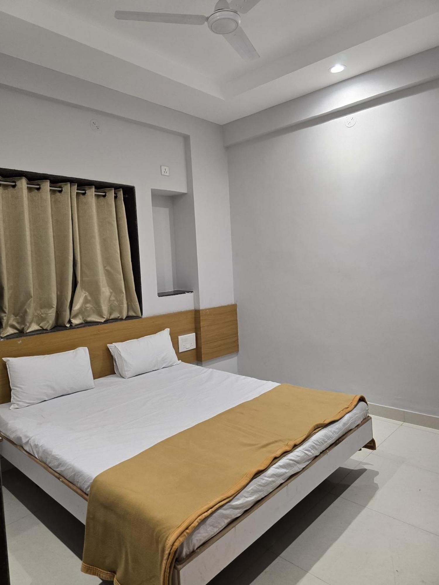 Vivanta Inn Lodge, Solapur Exteriör bild