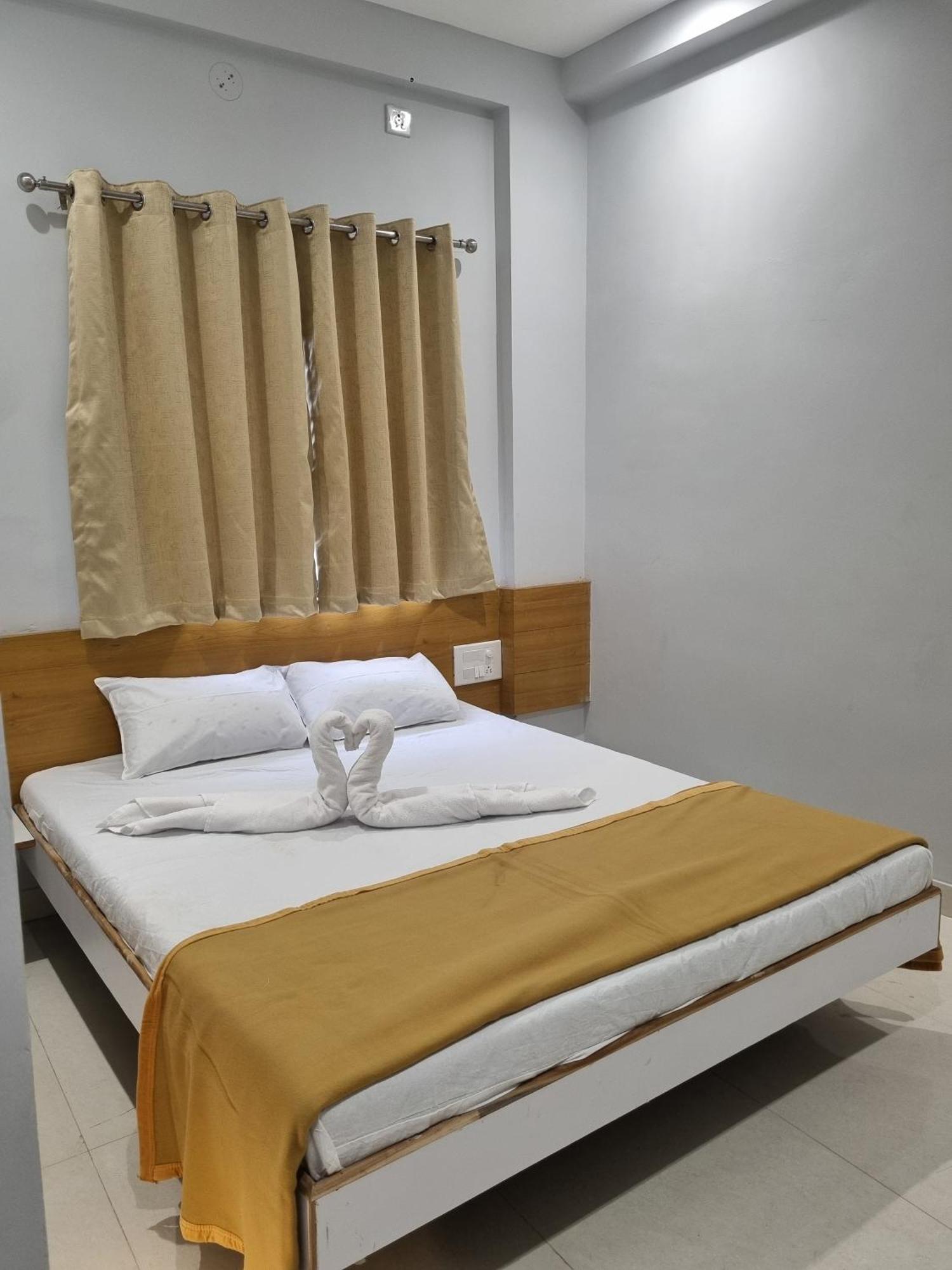 Vivanta Inn Lodge, Solapur Exteriör bild